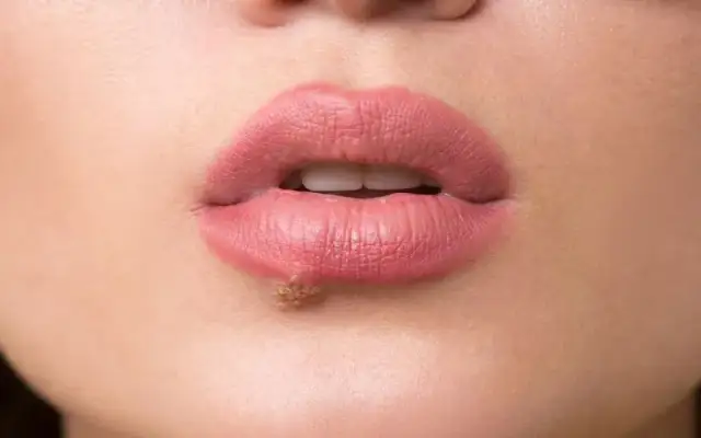 Alkohol po makijażu permanentnym - prawda o skutkach picia i zalecenia