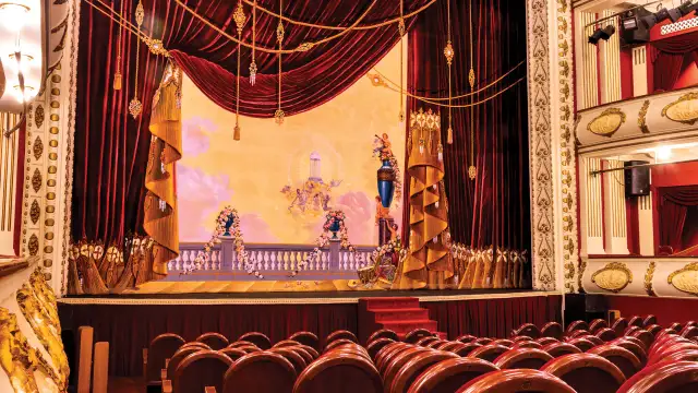 Warszawskie teatry: przewodnik po scenach i spektaklach