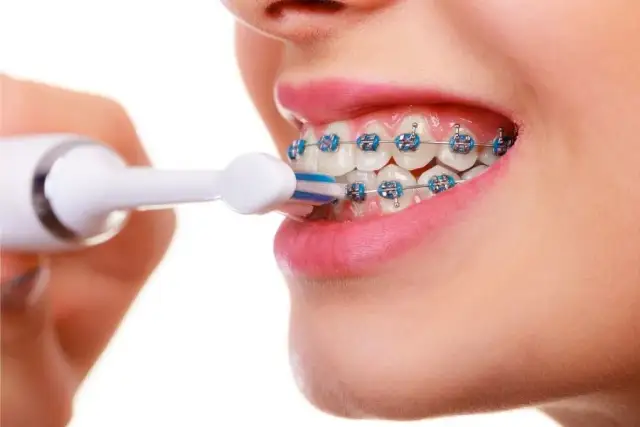 Jak działa szczoteczka soniczna? Odkryj jej moc dla zdrowych zębów!