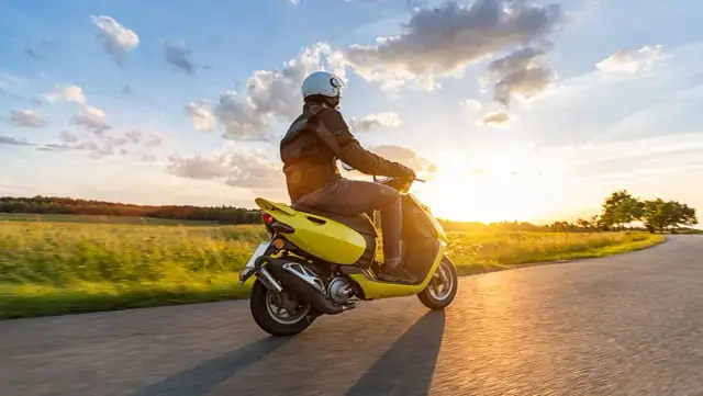 Jakie uprawnienia na motorower? Sprawdź, co musisz wiedzieć, aby jeździć legalnie