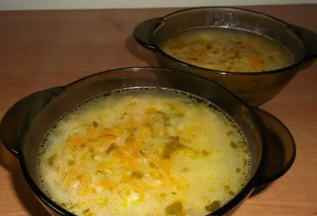 Kremowa zupa ogórkowa: Jak zagęścić bez grudek i zwarzenia?