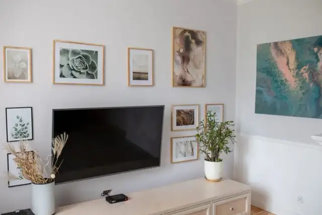 Jak powiesić obrazy nad telewizorem, aby uniknąć błędów i uzyskać efekt wow