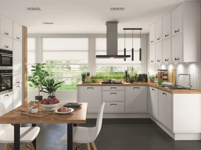 Biała kuchnia z drewnem: Jaki backsplash wybrać? Poradnik eksperta