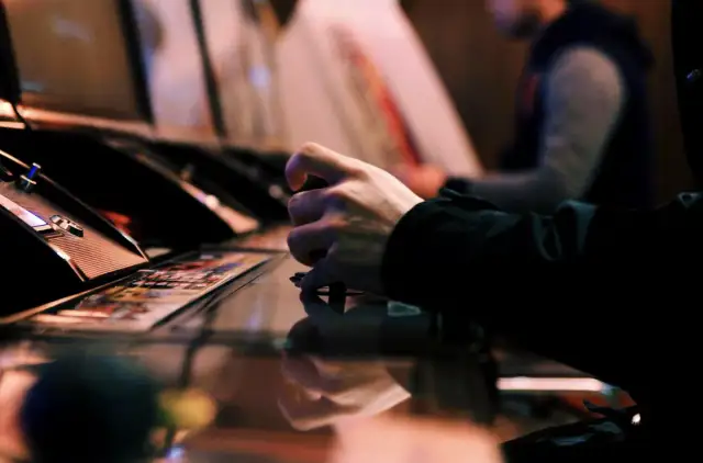 Kompletny Przewodnik po Automatach Online: Zmienność i Funkcje Bonusowe Wyjaśnione