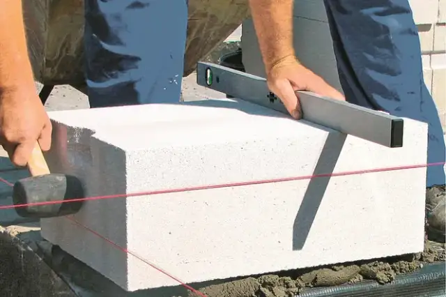 Jaką zaprawą murować bloczki betonowe, aby uniknąć błędów i uzyskać trwałość?