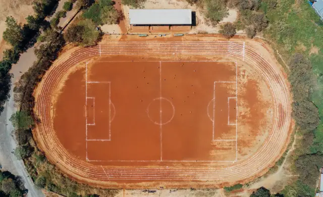 Campo de fútbol de tierra: ventajas, mantenimiento y cuidados esenciales