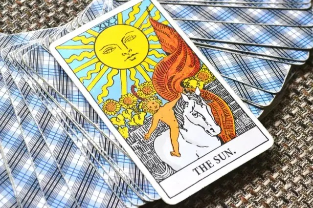 Słońce tarot znaczenie: odkryj pozytywne i negatywne aspekty karty