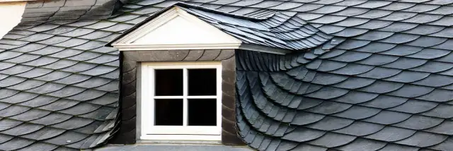 Małe okno w dachu – jakie korzyści przynosi lukarna dla Twojego domu?