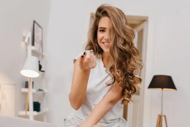 Skuteczne sposoby na zmywanie oleju z włosów bez wysiłku
