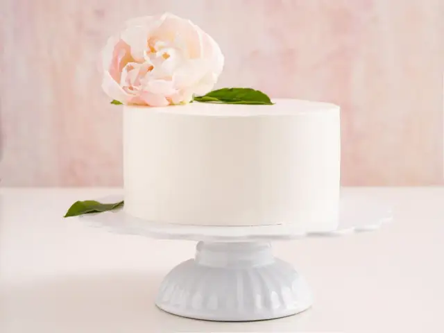 Jak wykończyć tort, aby wyglądał jak z cukierni - sprawdzone techniki