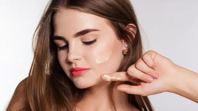 Jak wybrać korektor na przebarwienia, który skutecznie je zakryje?