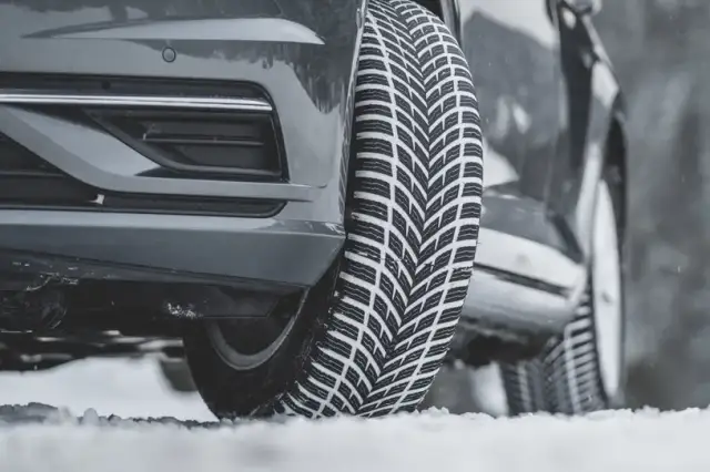 Czy warto kupić opony wielosezonowe? Poznaj ich zalety i wady