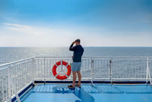 Ile płynie prom w Świnoujściu? Sprawdź czas rejsu i opcje podróży