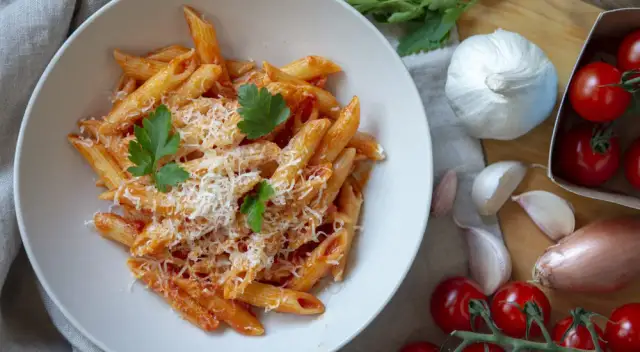 Makaron w sosie pomidorowym: przepis na pyszne danie krok po kroku