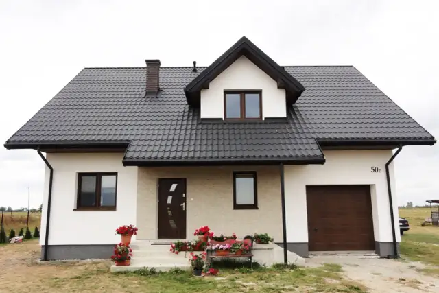 Jaki kolor elewacji do brązowego dachu i białych okien? 5 propozycji