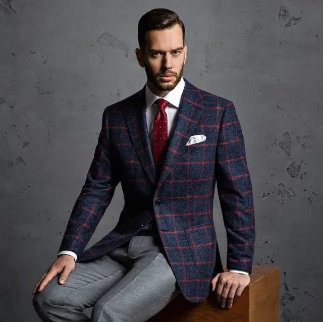 Czy garnitur w kratkę jest modny? Trendy, kolory i stylizacje na 2025