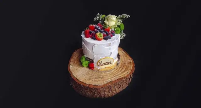 Jak zrobić piękny tort z owocami i kwiatami - przepis krok po kroku