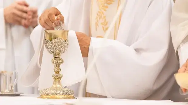 Jak rozłożyć kielich na ołtarzu - kluczowe kroki i tradycje