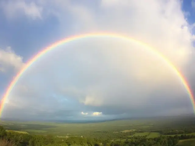 Jak powstaje zjawisko tęczy? Odkryj tajemnice tego pięknego łuku