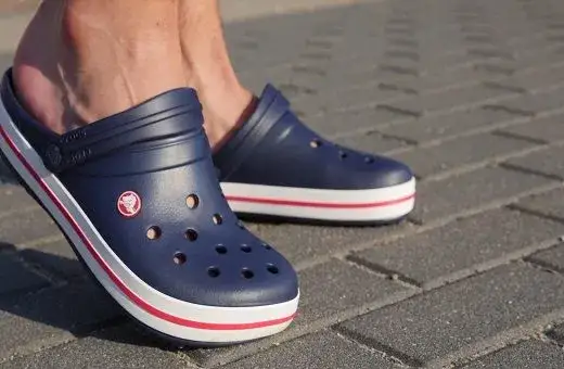 Czy crocsy się rozciągają? Odkryj, jak dbać o ich idealne dopasowanie