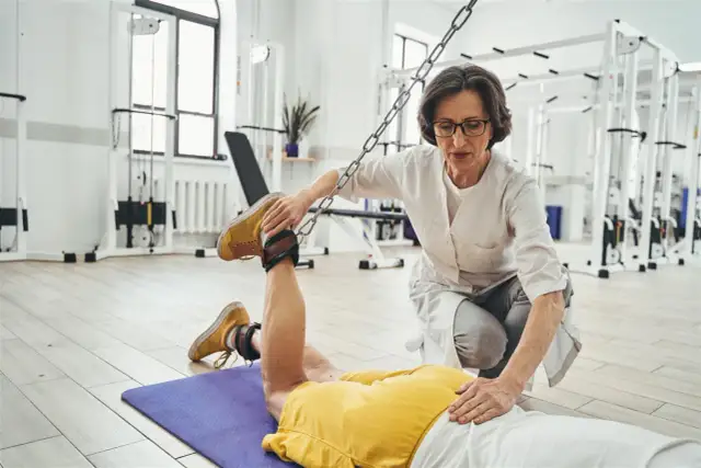 Fizjoterapeuta to lekarz? Nie! Poznaj ich role i uprawnienia