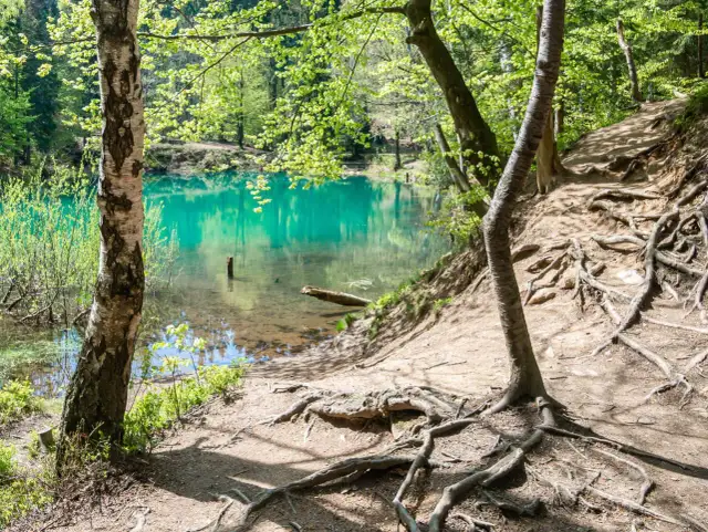 Kolorowe jeziorka kiedy najlepiej jechać, by nie przegapić ich uroku