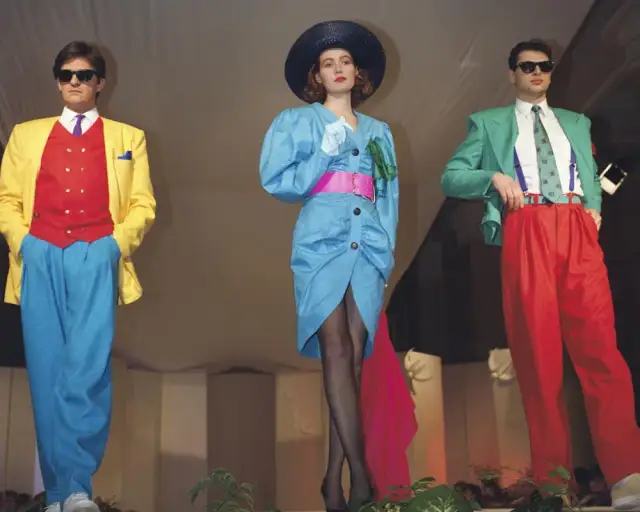 Impreza w stylu PRL stroje – jak stworzyć niezapomniane stylizacje