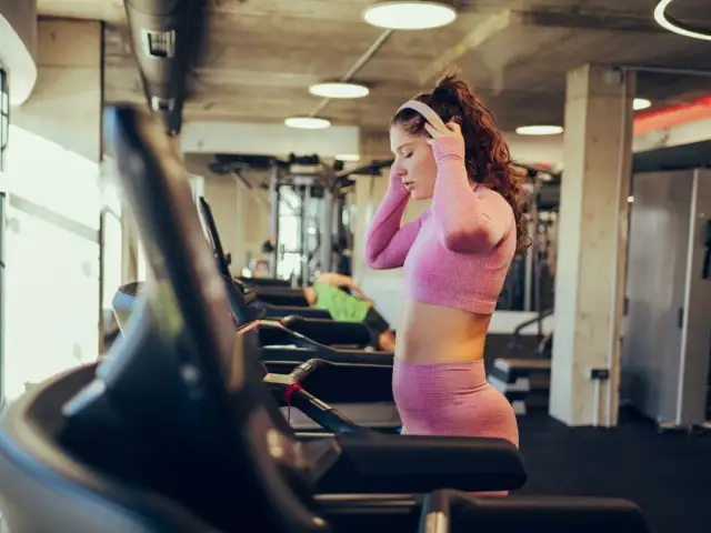 Trening siłowy na redukcji: Ile minut, by spalić tłuszcz, nie mięśnie?