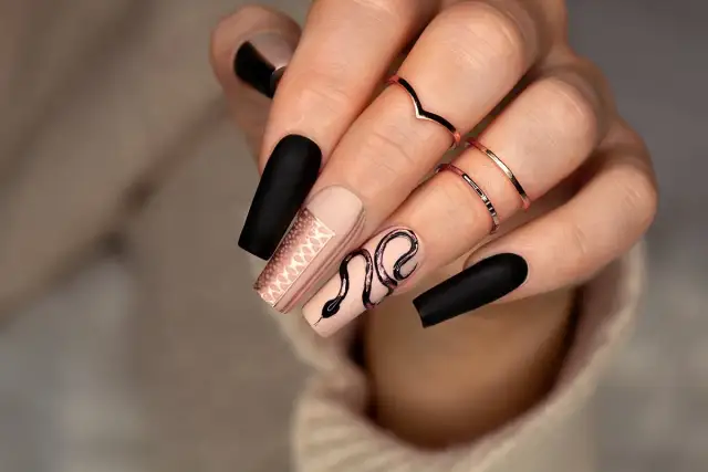 Mattschwarze Nägel: Eleganz pur! DIY-Guide & Design-Ideen