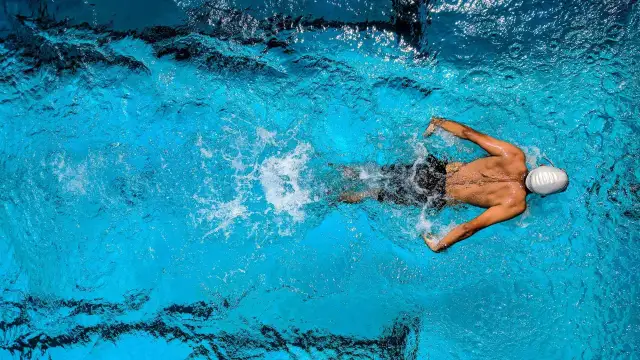 Pływanie pieskiem: prosty sposób na oswojenie wody dla dorosłych