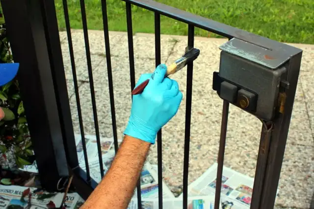 Skuteczne sposoby na to, czym wyczyścić metalowe ogrodzenie