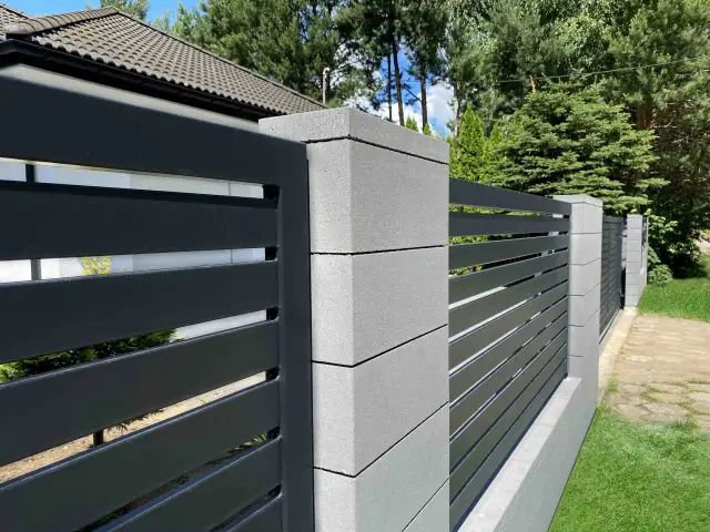 Jak podwyższyć ogrodzenie? Prawo, metody, koszty uniknij błędów!