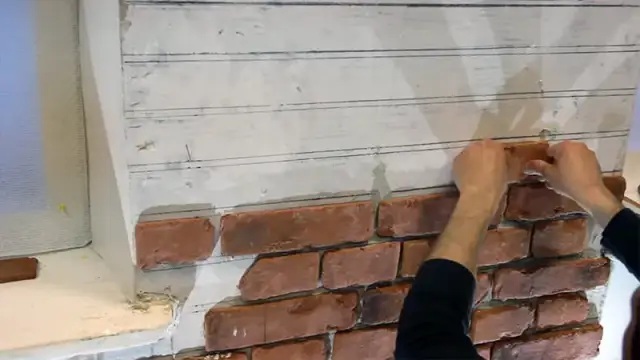 Jaką farbą pomalować cegłę, aby uzyskać trwały efekt?