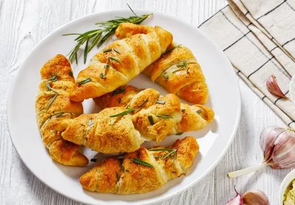 Szybkie i łatwe rogaliki z ciasta francuskiego przepisy, które zachwycą