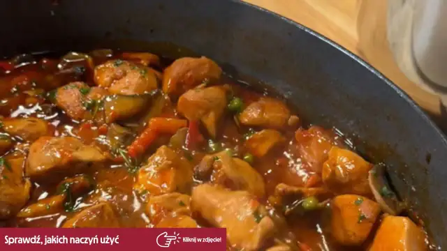 Pyszny gulasz z indyka w sosie pomidorowym z warzywami, gotowy do podania.