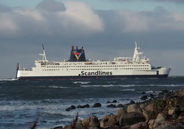 Prom Scandlines "Kronprins Frederik" płynie przez wzburzone morze, pokonując trasę Rostock-Gedser.