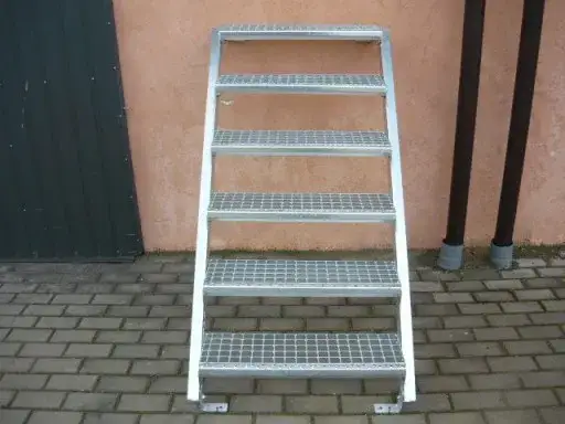 Schody do piwnicy z czego - najlepsze materiały i ich wady