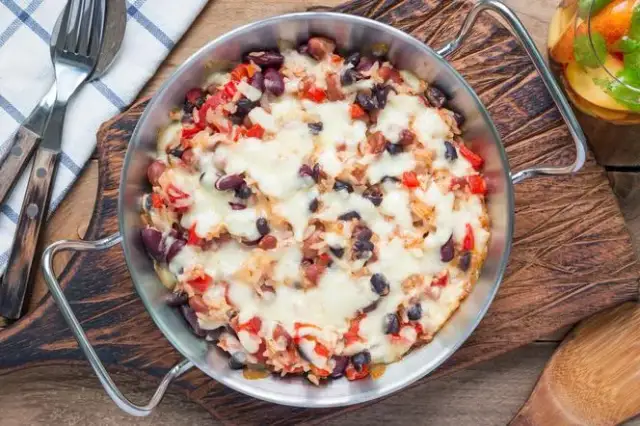 Prosta i smaczna zapiekanka z ryżem wegetariańska na każdą okazję