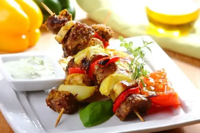 Jak zrobić szaszłyki na grilla? Przepisy i porady krok po kroku