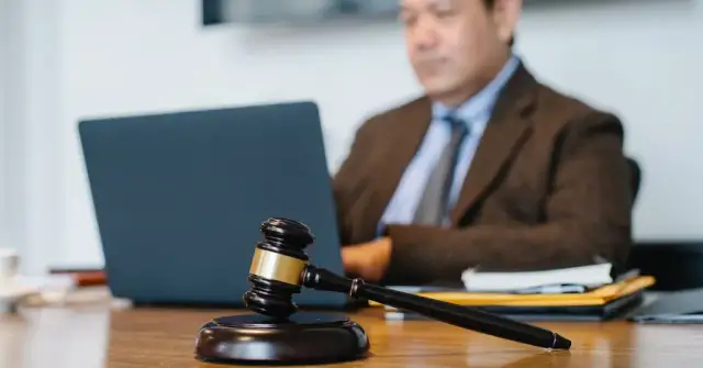 Czy komornik może zająć rentę rodzinną? Ochrona i zasady zajęcia