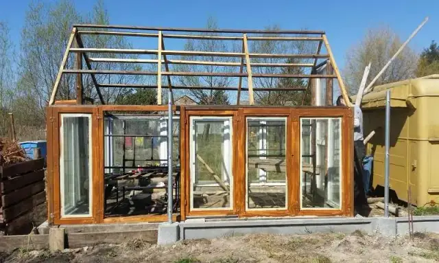 Jak zrobić szklarnię ze starych okien? Praktyczny poradnik DIY
