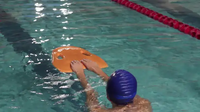 Jak samemu nauczyć się pływać - skuteczne metody i porady dla początkujących