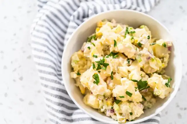 Najlepsze sałatki do gęsi pieczonej, które zachwycą Twoich gości