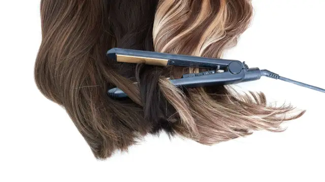 Kręcenie włosów prostownicą: Sekrety trwałych loków i fal