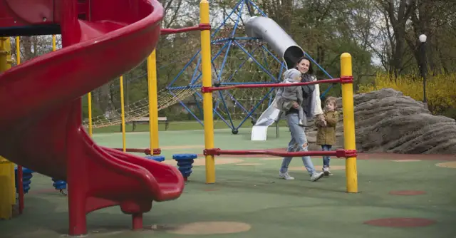 Plac zabaw w parku Żeromskiego - kiedy otwarcie i co spóźnia?