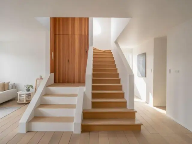 Montaż drzwi na schodach: Praktyczny przewodnik krok po kroku