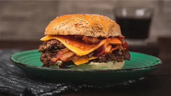 Jak przygotować mięso na burgera, aby było soczyste i pełne smaku