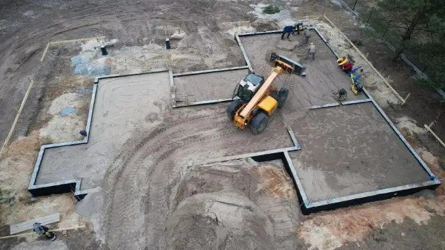 Czym obsypać fundamenty, aby uniknąć problemów ze stabilnością?