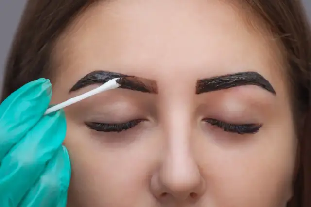 Sekrety trwałości henny pudrowej: Pielęgnacja brwi krok po kroku