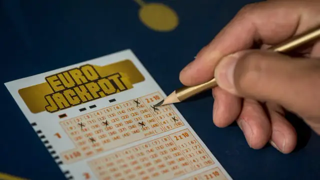 Dłoń z ołówkiem zaznacza liczby na kuponie Eurojackpot. Zastanawiasz się eurojackpot do której godziny? Sprawdź, zanim będzie za późno!